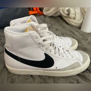 NIKE BLAZERS
